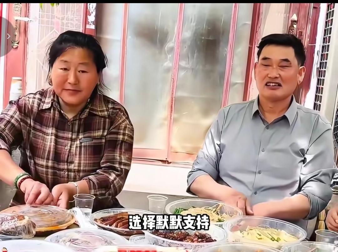 朱之文的妻子玉华看到邻居开账号拍她一家的视频和给老公当介绍人接商演赚到的钱比他老