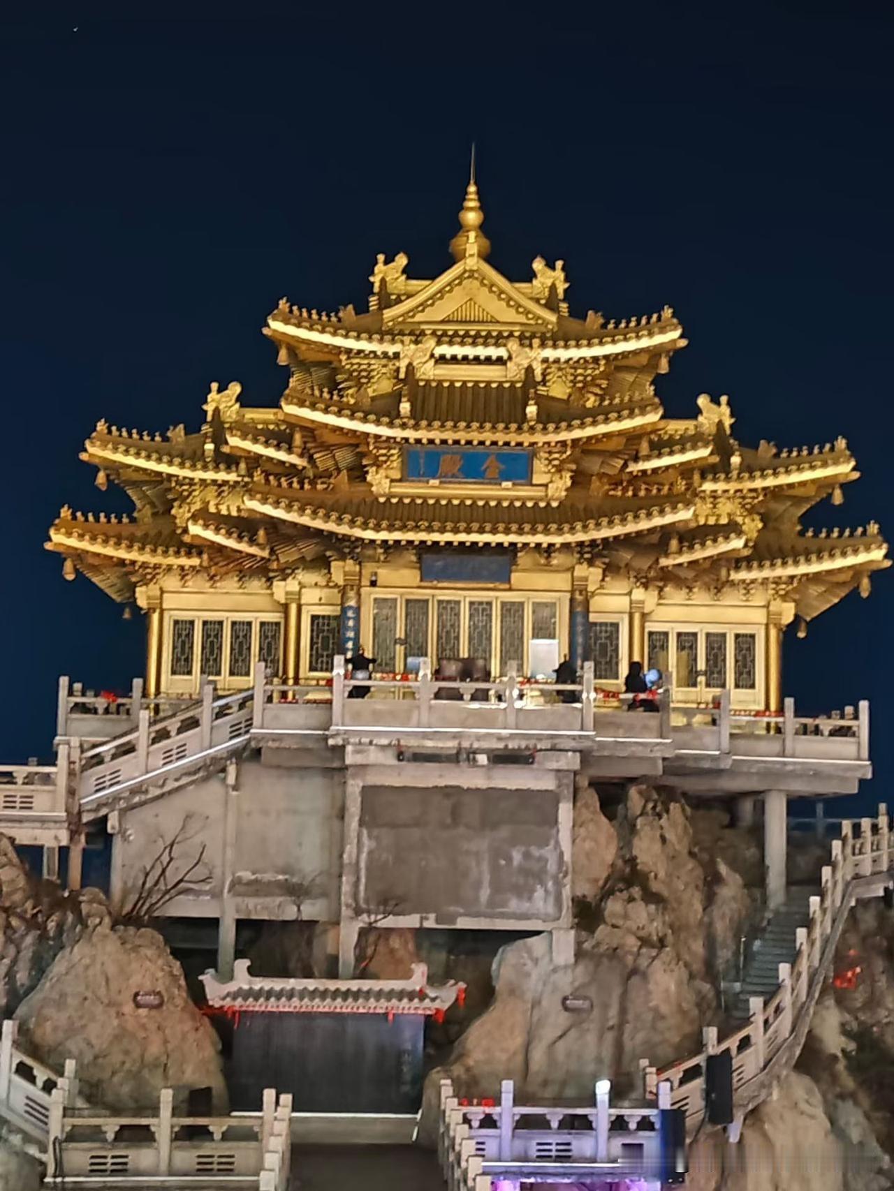 一女孩去面试，排到他236号，考官问：“中国最贵的字是哪一个？”女孩回答：