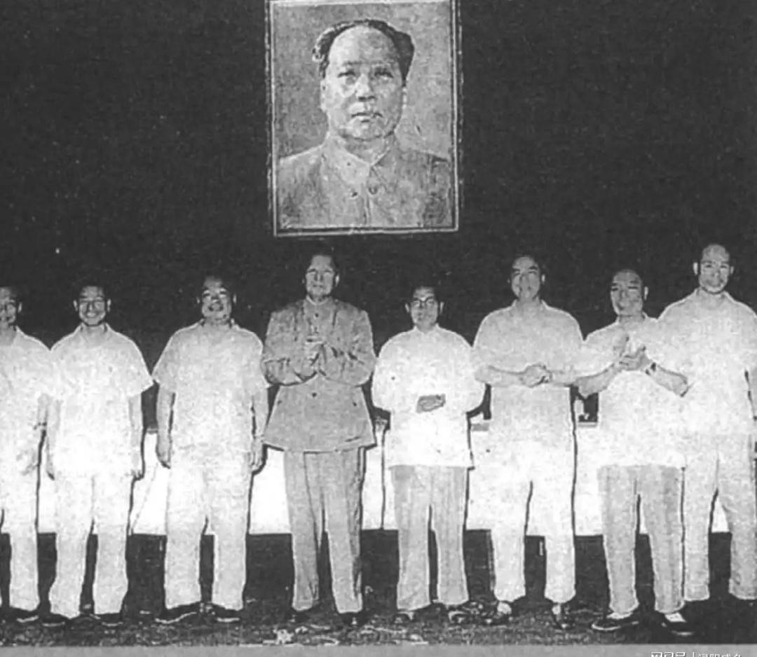 1953年，毛主席视察杭州，当地一把手几天不见露面，毛主席说：他架子好大。