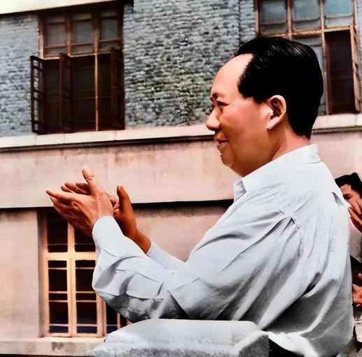 1949年，毛泽东以差一票满票当选主席，周恩来赶紧汇报，毛主席的一句话让所有人沉