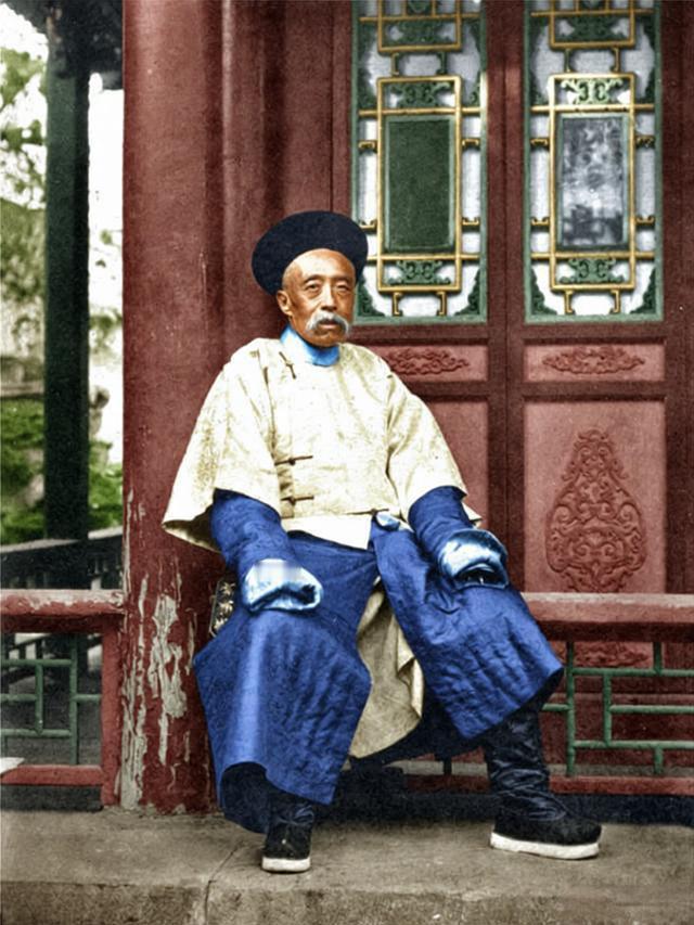 这是一张1870年晚清吏部尚书瓜尔佳·文祥的肖像照，是这位同治朝中枢重臣的珍贵影