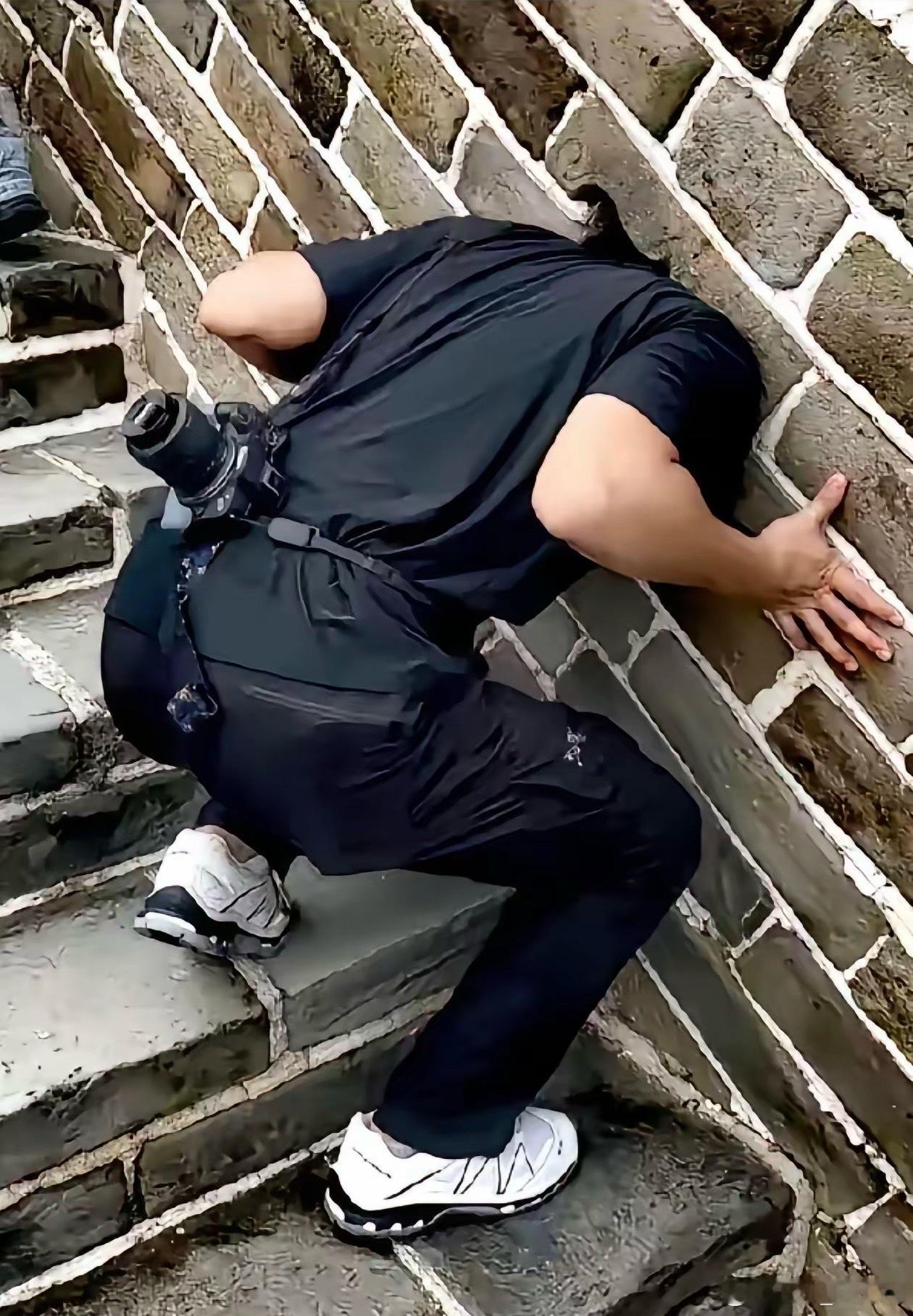 奇葩呀！世界之大无奇不有。就在前天，北京八达岭长城发生一件很好笑的事，一名来自山