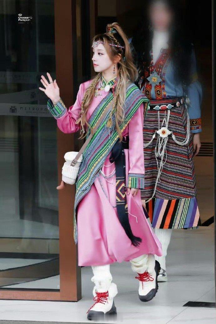 白鹿敖瑞鹏张真源宋雨琦藏服造型今日份的《奔跑吧》居然是藏服造型啊！白鹿、敖瑞鹏