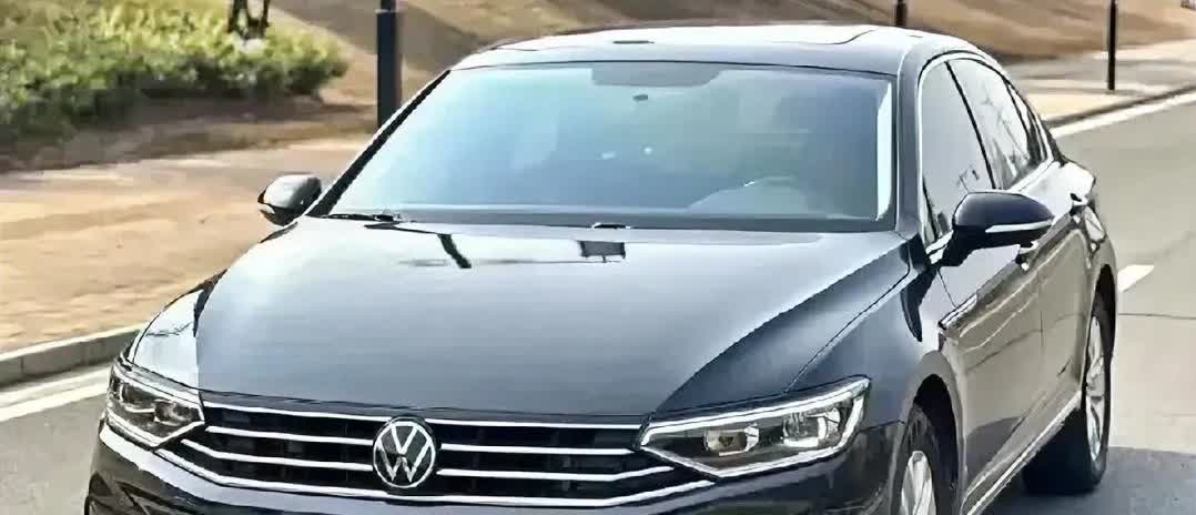 二伯新买了奔驰E300，旧车便宜卖给我三万，说我想买二手车，也就卖给我了，准备开