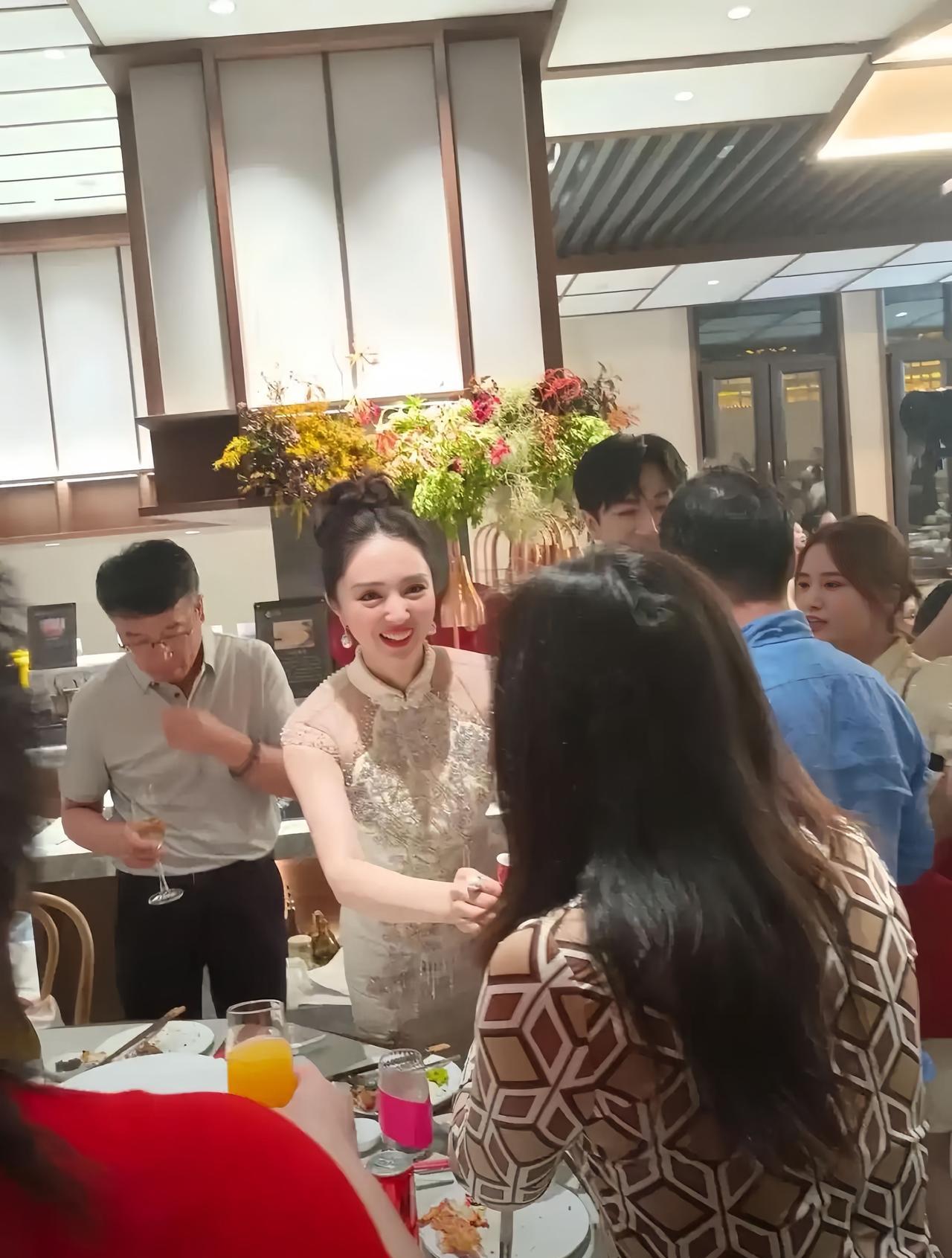 近日，45岁董璇结婚现场，她与新郎一起向宾客敬酒的画面。张维伊比董璇还要小9岁