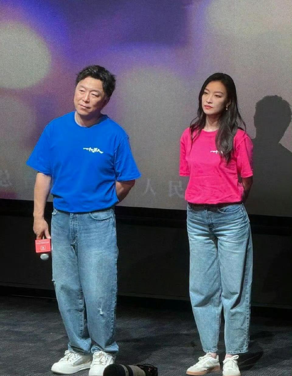 黄渤："倪妮，咱俩这情侣装穿得，别人还以为我要跟你求婚呢。"倪妮："求啊，你