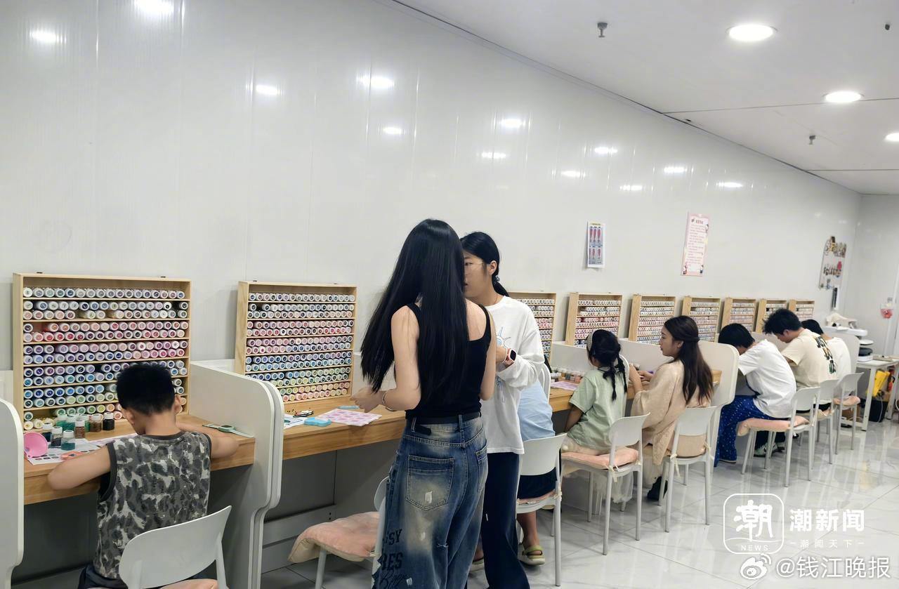 【#拼豆店价格卷至7.9元1小时#、#县城1条街开出近10家拼豆店#】一代人有一