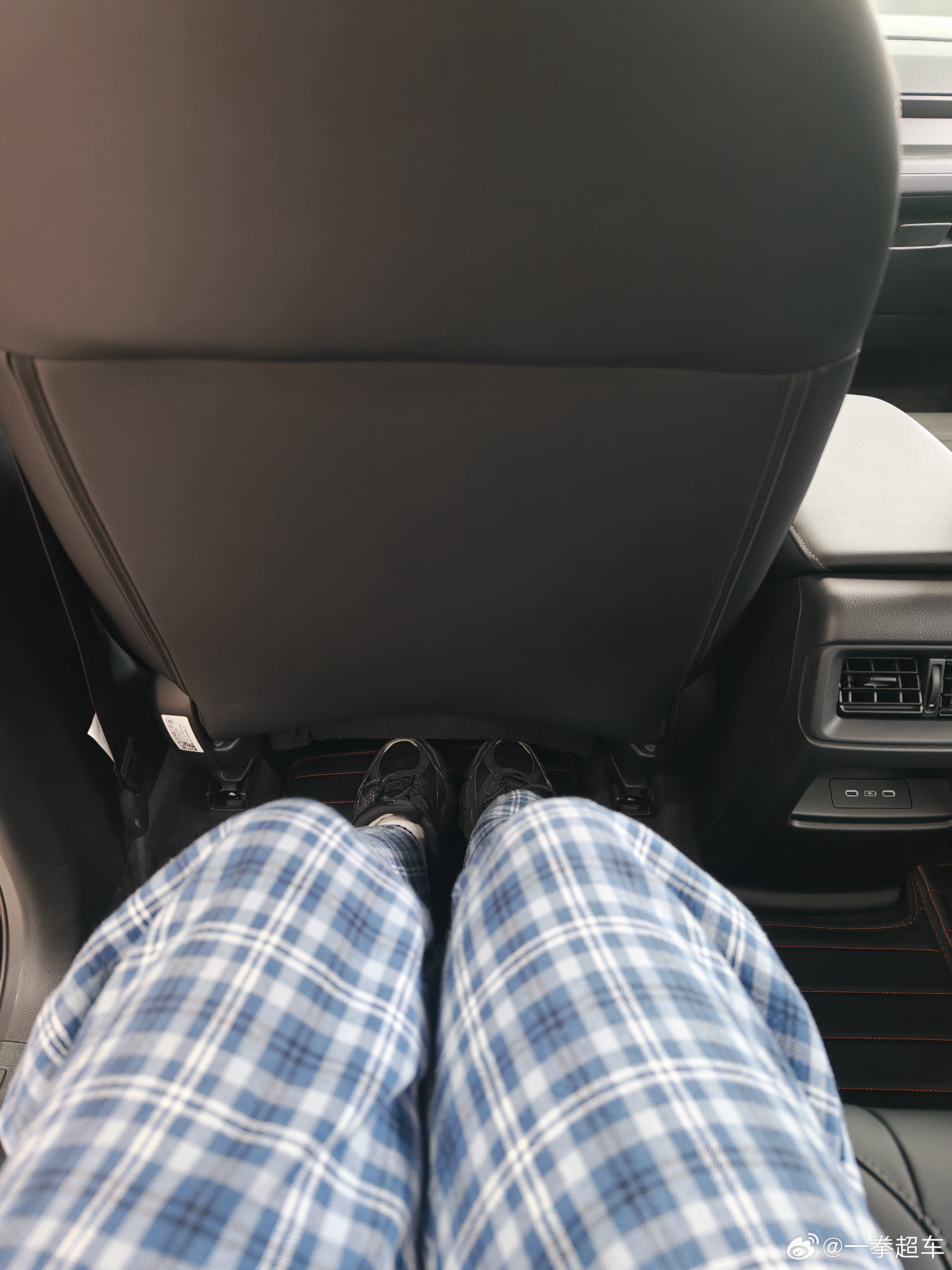 crv这个后排真的比rav4好几个级别，而且还不滑，虽然不是那么柔软高级但非常符