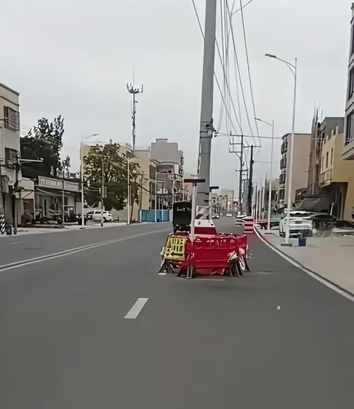 路中间立电线杆，少年撞进ICU，到底是谁的错？广东汕头一处道路中间有个电线杆，