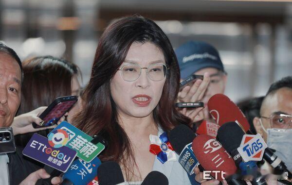 郑丽文：两岸互不隶属，但同属一中中国国民党主席郑丽文今昨晚受邀出席东吴大学政治