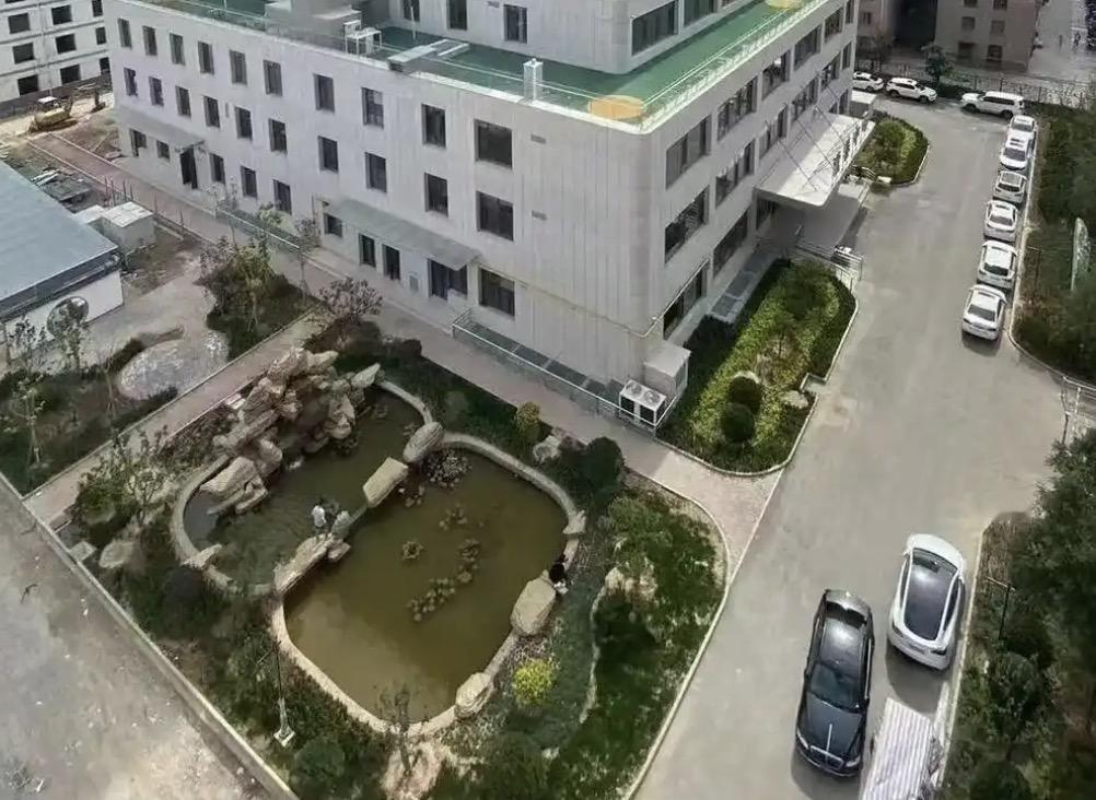 兰州的一家医院对外发出喜报，里边直言不讳的写道，9月份门诊人数7577人、住院及