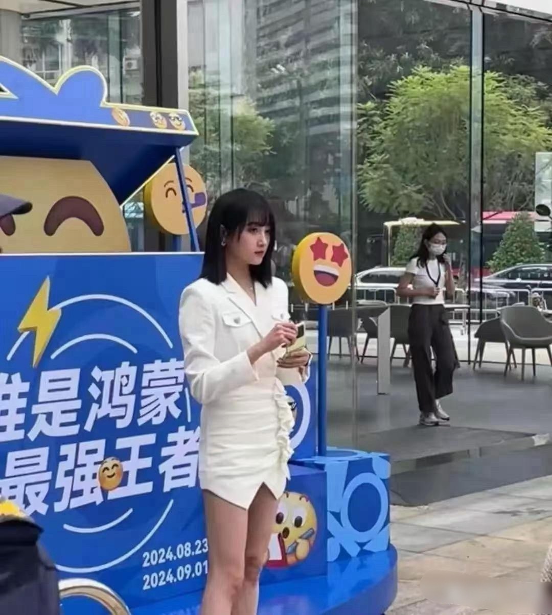 线下看关晓彤本人，大腿肌肉线条格外明显，不是干瘦筷子腿，满满的运动健康感。