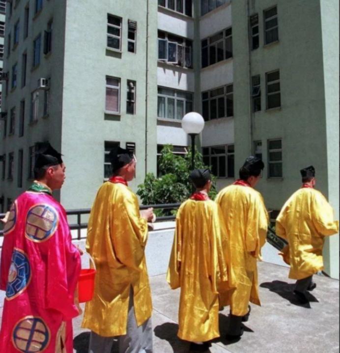 1998年，香港5名女子在同一间房子里离奇身亡，而且死相凄惨，警方苦苦调查却发现