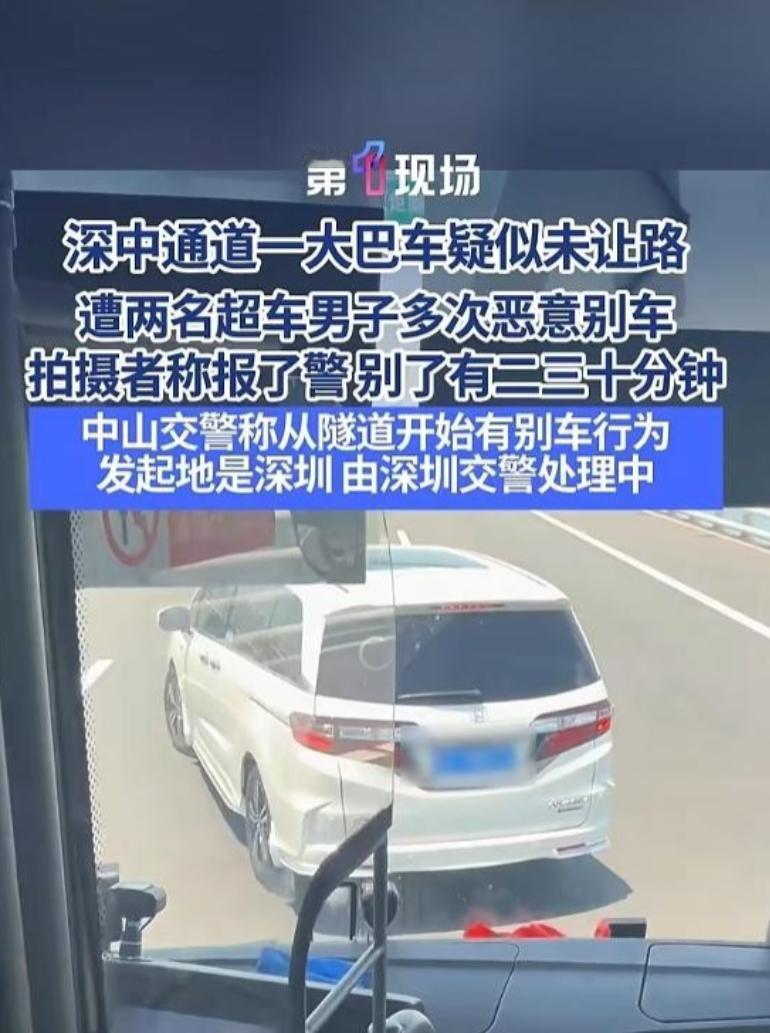 跨海大桥行车本就路况特殊、风险极高，一旦发生意外，后果不堪设想。一辆满载几十名乘