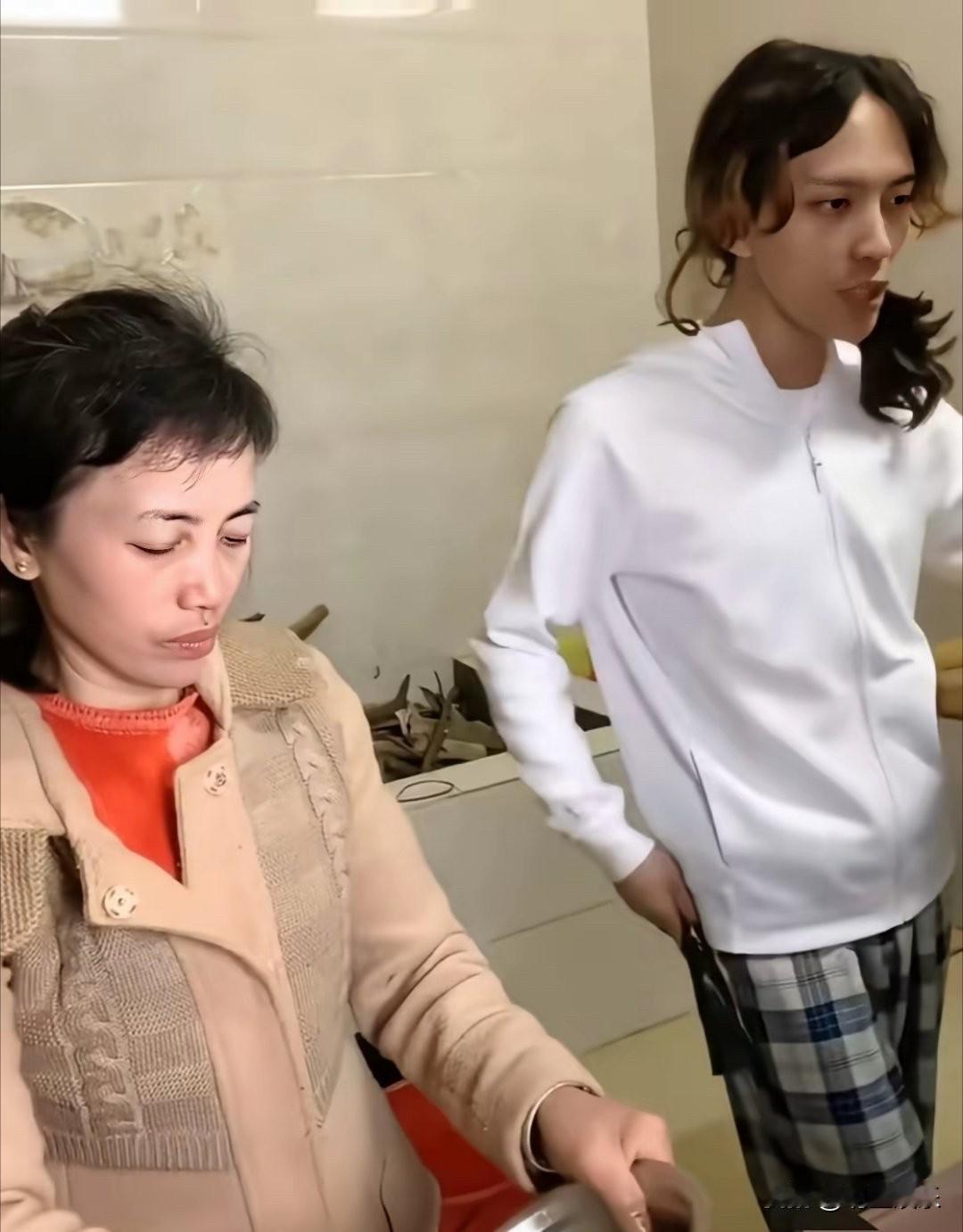 钱养人这句话，真的是亘古不变的道理。还没做网红的时候，一枝梅和妈妈身形单薄消瘦