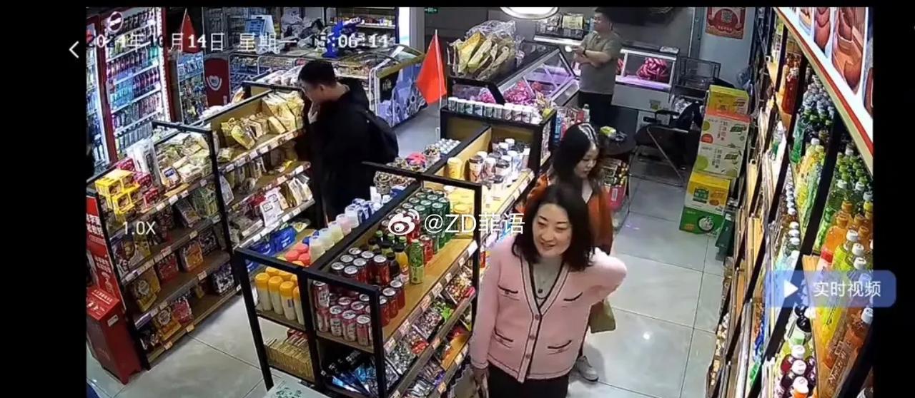 宗馥莉其实也是个娇俏小女生，特别爱穿粉红色，之前去巡店的监控，宗馥莉就穿着粉色针