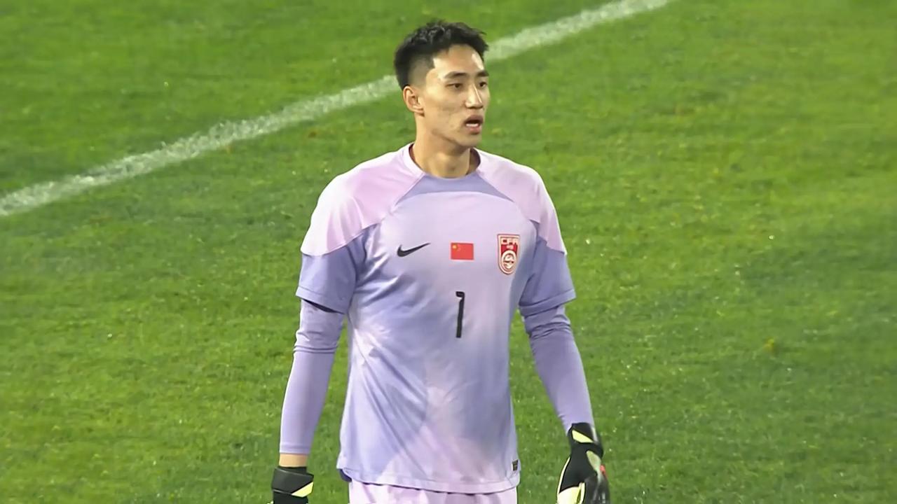 中国U23替补门将于金永真是比不上李昊啊！他出击时犹豫，差一点让泰国队形成了单