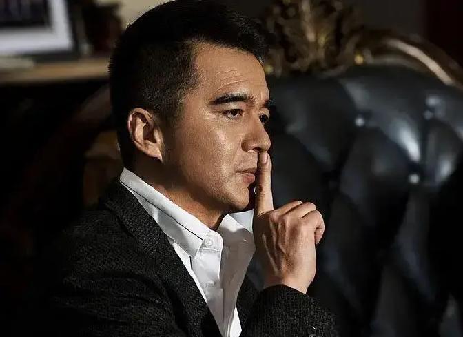 前妻癌症去世，他没在网上说一句话。网友骂他冷血，我却看到成年关系里最残酷的体面。