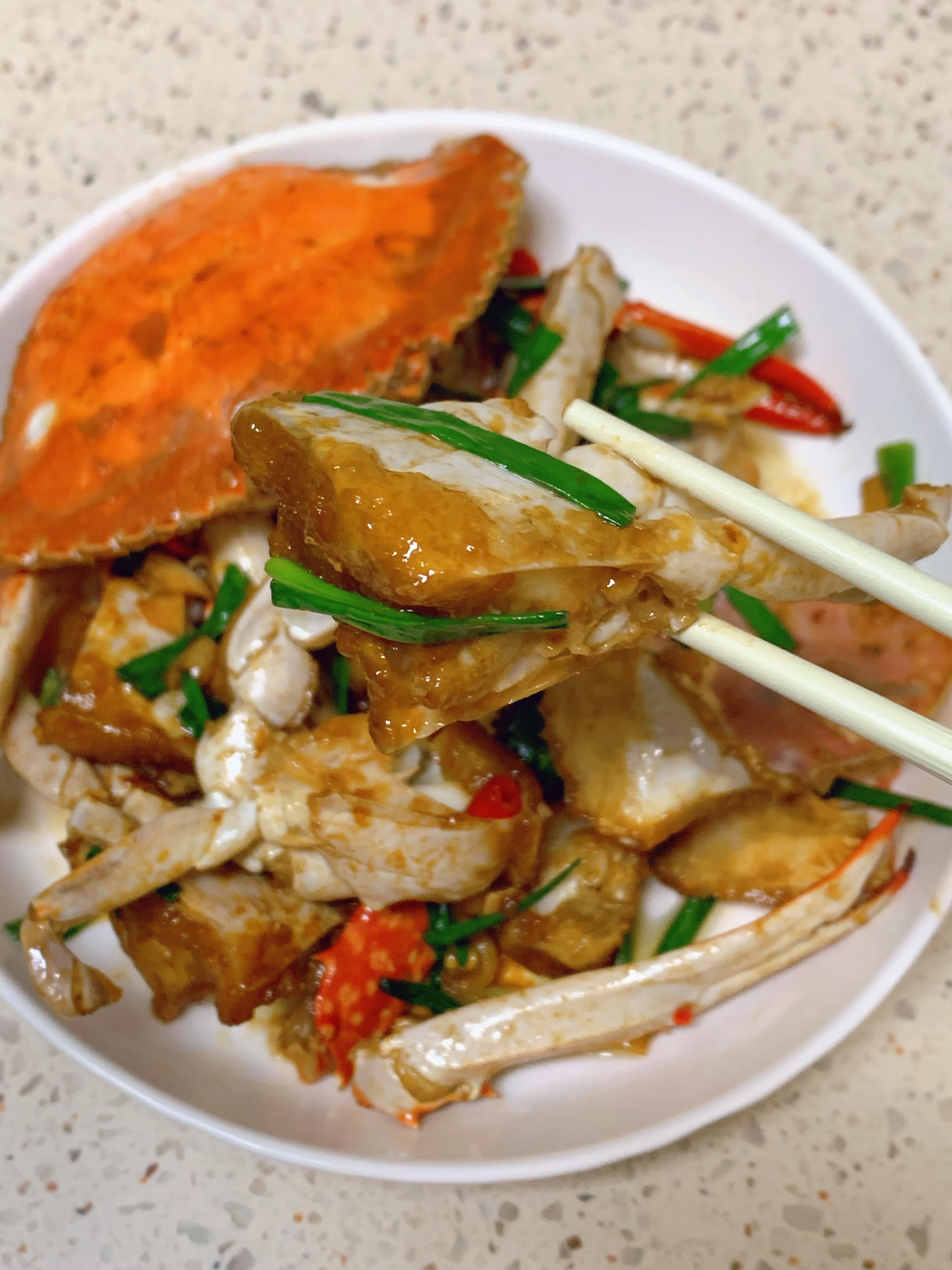 葱姜梭子蟹，鲜香入味的家常做法梭子蟹最近真的很适合这样做！🦀不蒸也不复杂，先