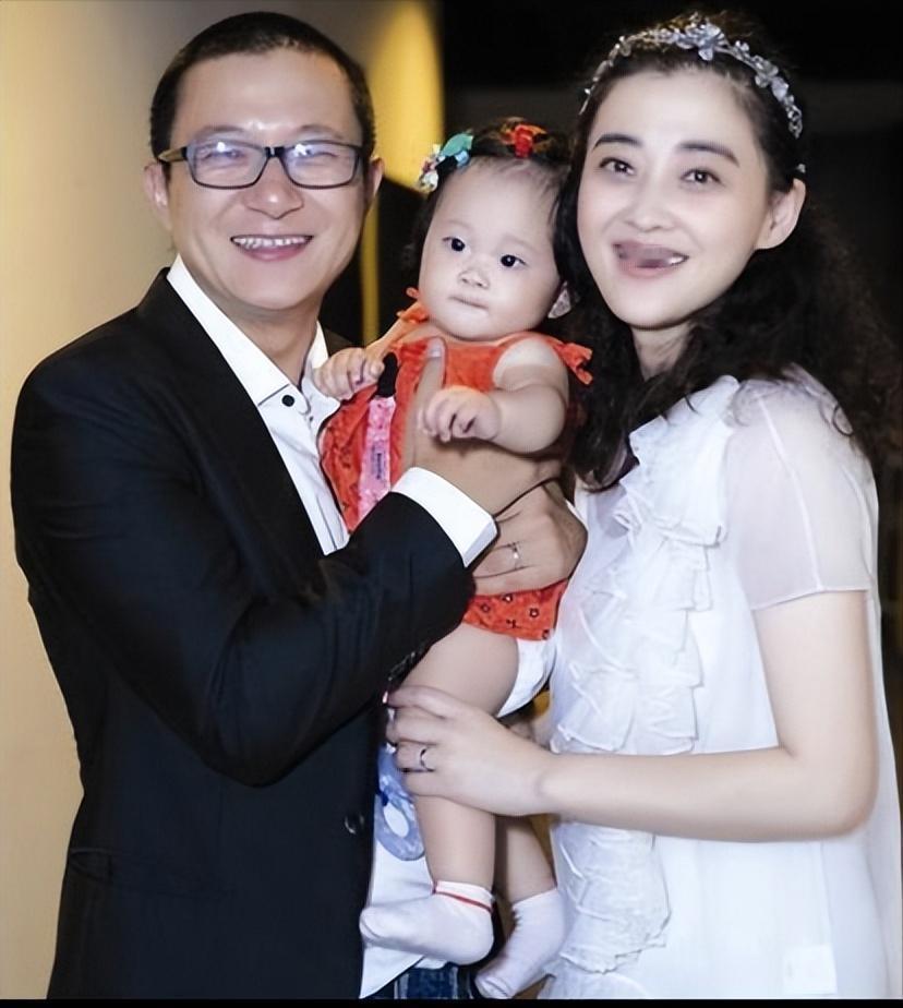 2013年，梅婷生孩子时羊水栓塞，生命垂危，医生问家属：“救大人还是救孩子？”关