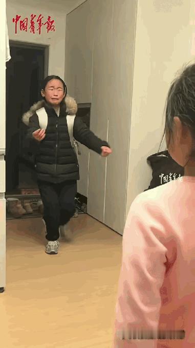 “泪目了！”山东威海，一小女孩回家，当她打开房门，在确认房间里站着的正是自己的亲