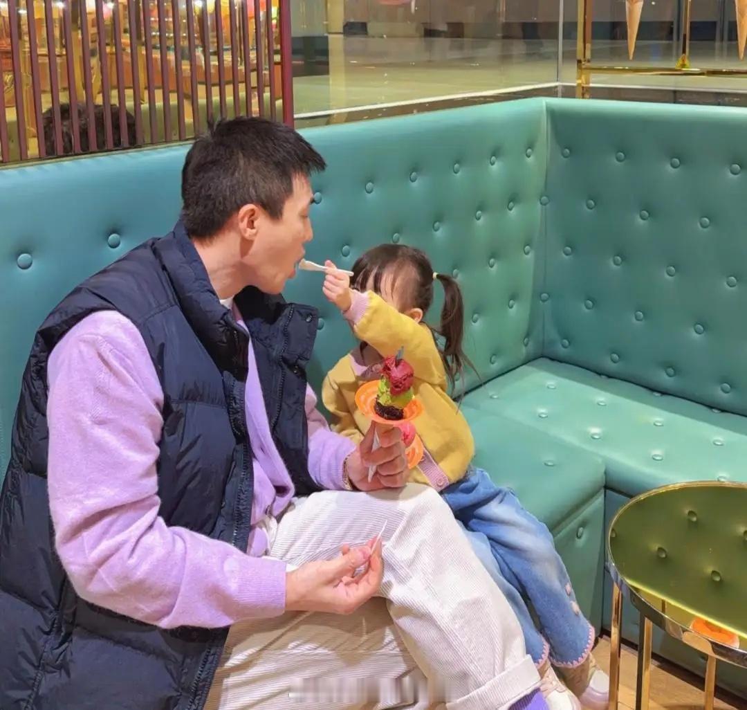 杜淳带老婆和女儿一起到高档餐厅吃甜品，他的女儿扎着两条小马尾，看起来好可爱。王灿