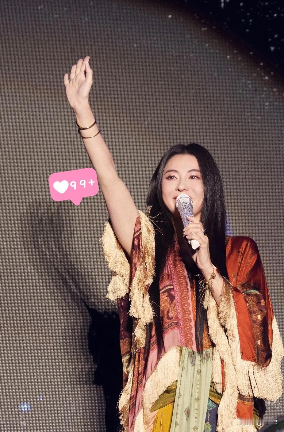 青岛演唱会彻底刷屏！46岁张柏芝生图状态封神，这才是真正的岁月不败美人，看完