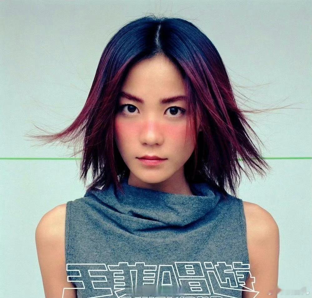 单依纯新歌MV造型是不是又撞了王菲啊？此前，她多次造型和王菲相似