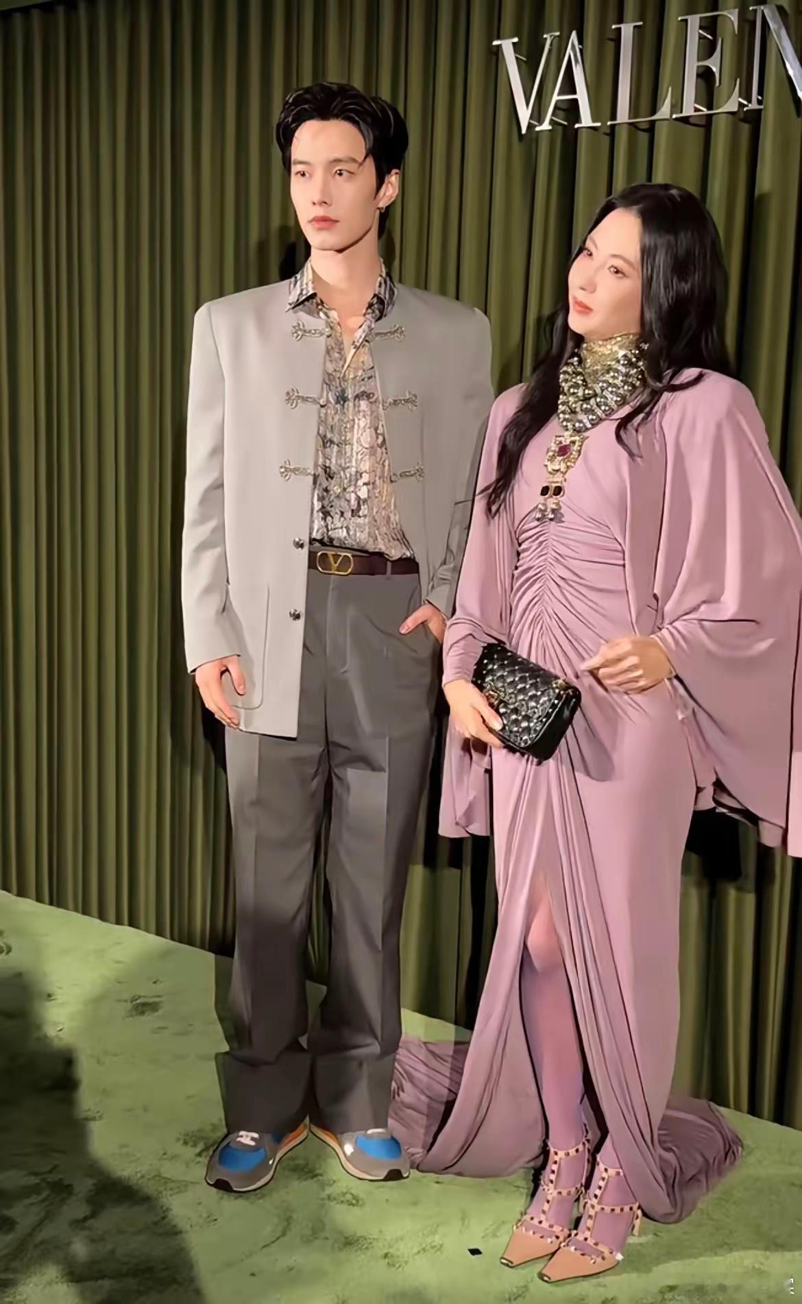 张柏芝居然也有hold不住的衣服，真的不好看，大美女都穿不出来，设计太臃肿了，尤