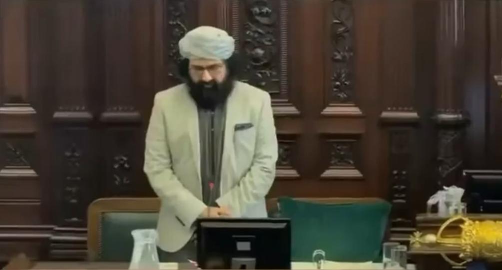 英国各界正热议伯明翰新任市长就职一事：仪式现场，这位政界人士就连用英语宣誓都显得