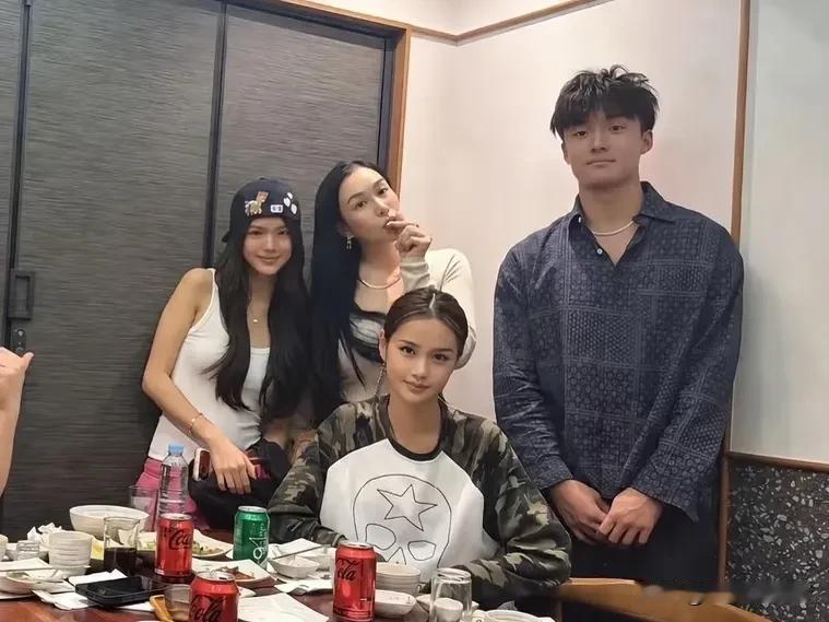 近日，钟丽缇、张伦硕带着二女儿Jaden及其男友一同出游，几人同框，关系自然又融