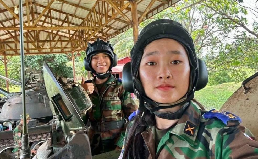 柬埔寨的女坦克兵热坏了！柬埔寨的主力坦克，全部为前苏联时期的T55坦克，都是生
