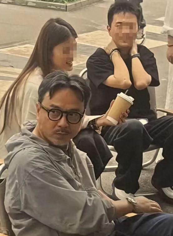 51岁汪涵被偶遇，人字拖槟榔烟斗超悠闲