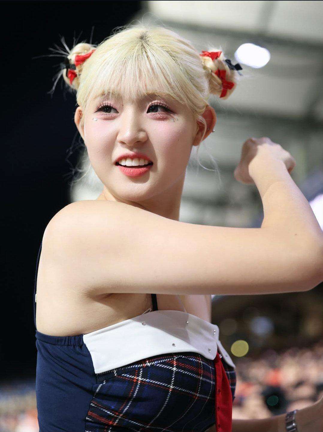 金发碧眼笑，红妆映日娇