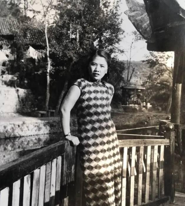 1938年，周恩来安排一女特工打入国民党内部，谁知她竟嫁给国军高官，身份暴露后，