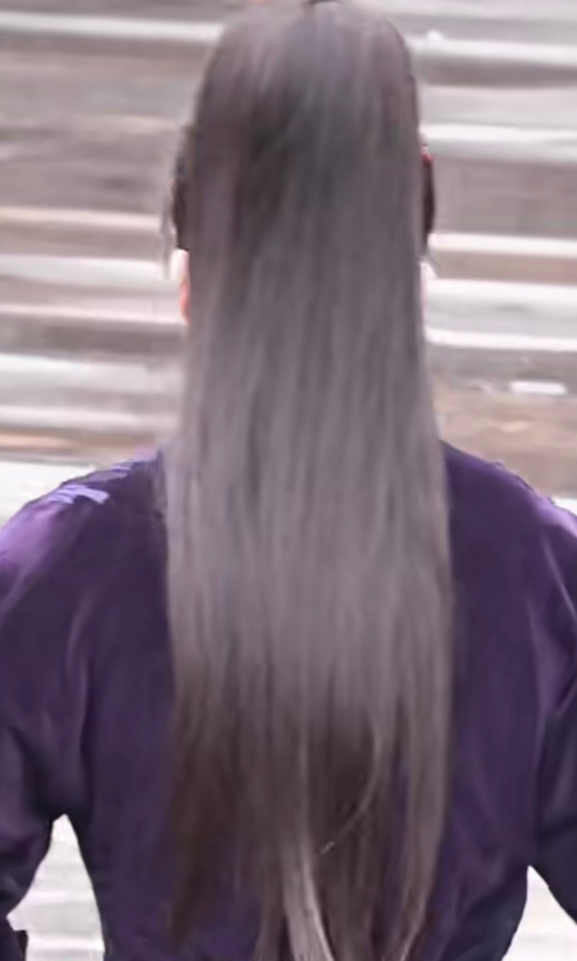 我宝的马尾辫看起来有五斤重