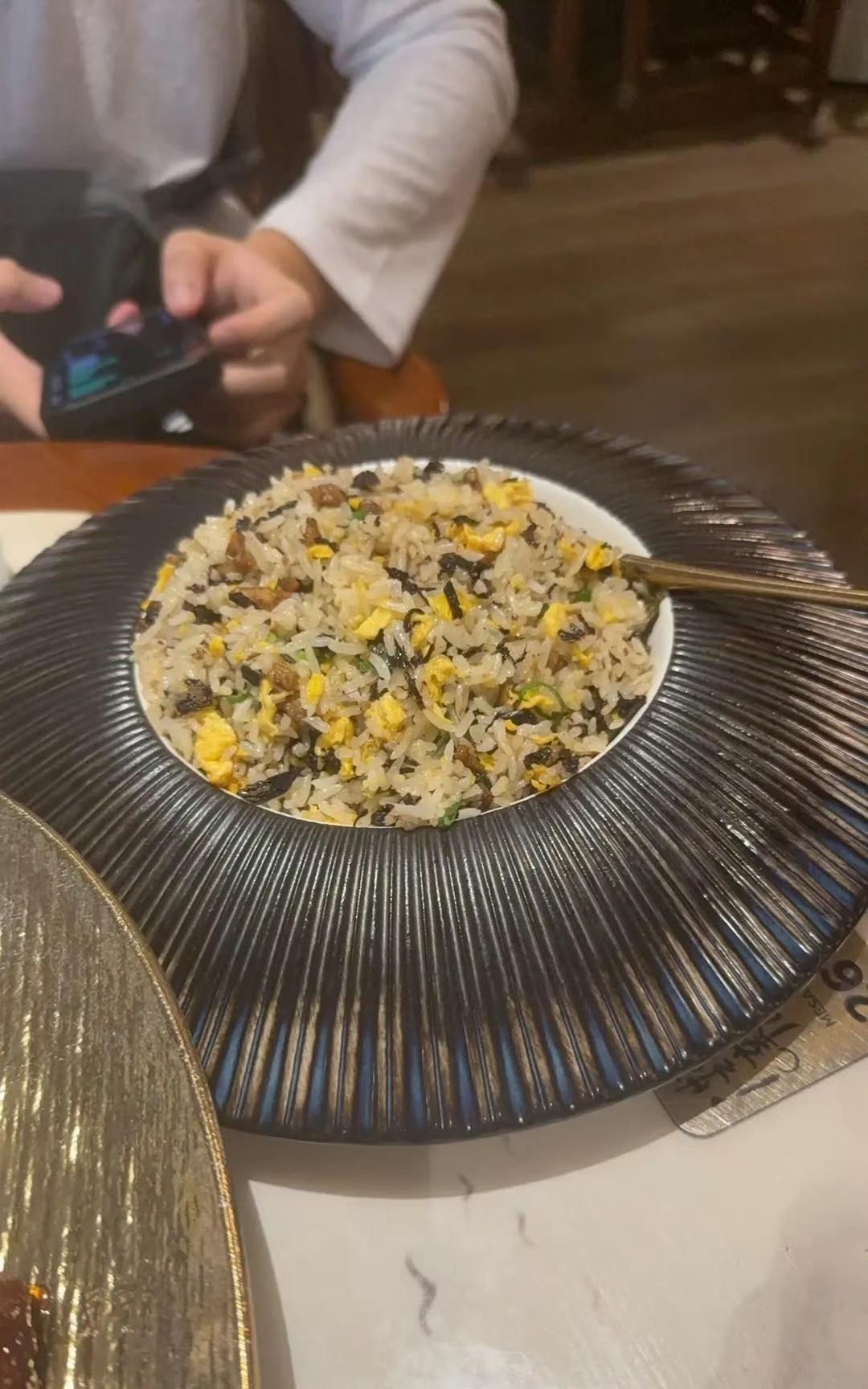 辽篮小将黄秋实这步棋走对了!在西班牙吃晓得喝辣的,打球像个男子汉,和张峻豪一起吃