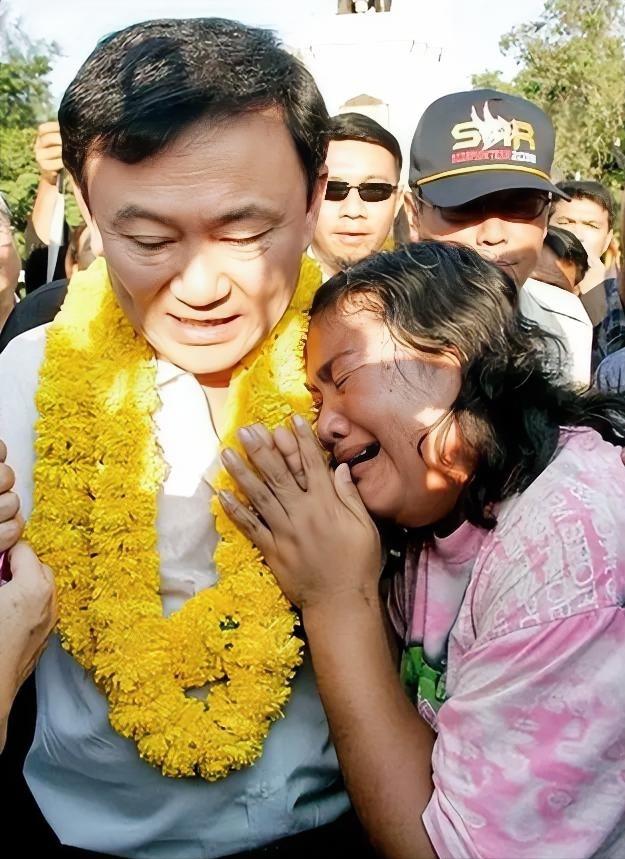 泰国前总理他信现场被带离法院，押送林监狱。 这个泰国真的不尽人意，他是台军方
