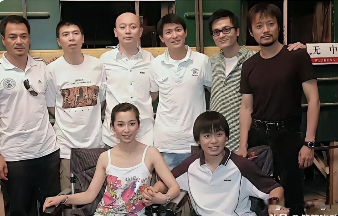翻到当年《天下无贼》那张七人合影，一下子就把人拽回到21年前。那时候的王宝强