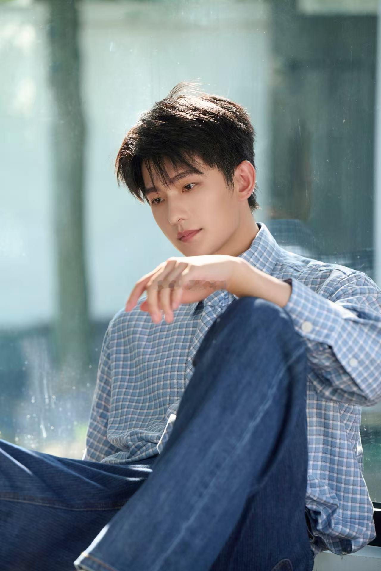 杨洋为正午阳光新电影包场哇塞！杨洋这波操作太圈粉啦👏他直接为正午阳光首部电