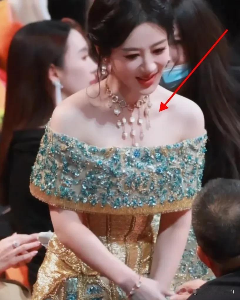 杨紫获年度口碑演员，微博之夜最大赢家杨紫在微博之夜获得年度口碑演员，这个奖项