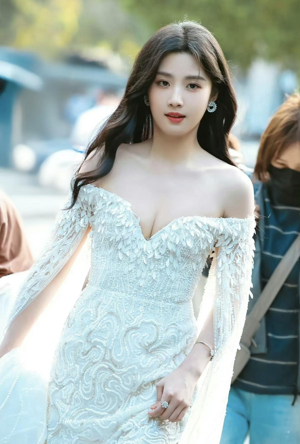  一字肩设计露出精致锁骨，层叠裙摆摇曳生姿，卢昱晓这一身，是行走的浪漫 