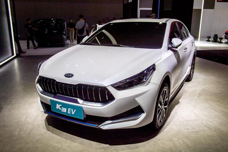 起亚K3和轩逸都是热门紧凑型轿车，性价比高低得看需求。外观上，起亚K3虎啸式前