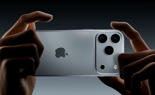 iPhone17Pro最新外观曝光目前看来确实是变化最大的一代，不光摄像头造型改