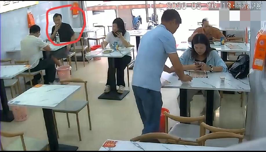 监控下的一幕！两男子在餐馆吸烟遭女子大声斥责，自知理亏准备离开。女子不服被男子