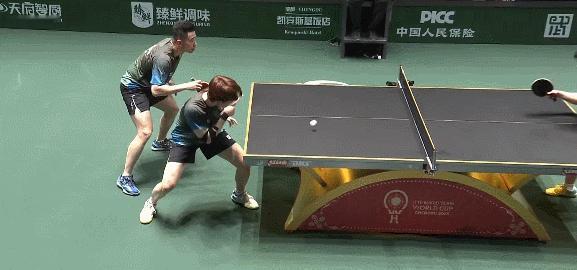 裁判扔球王楚钦猝不及防又萌又强的小豹子谁能不爱啊！球风凌厉，性格又自带反差萌，裁