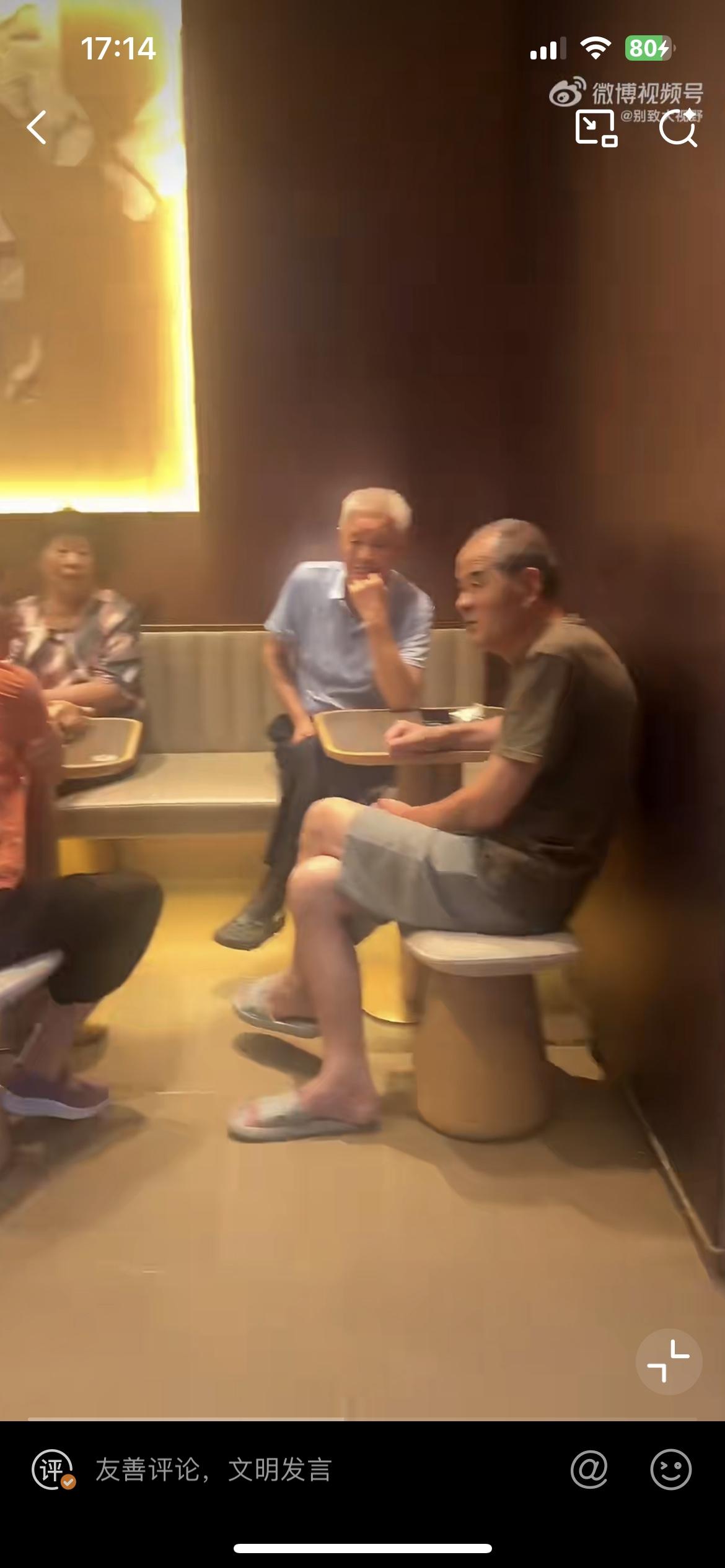 某茶饮门店被纳凉的退休大爷大妈占领，看起来顾客盈门却都是来白嫖空调和座位的。之前