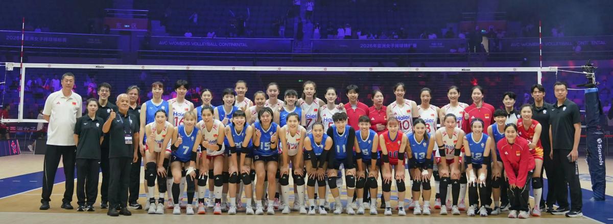 太好哭了！中国女排一招手，台北女排姑娘激动奔来拥抱合影！中国女排赢下一场3比