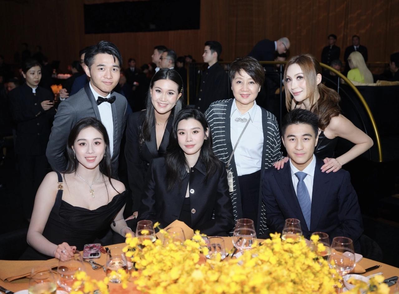 何超欣是梁安琪的小女儿，她在何家兄弟姐妹中，也是最小的妹妹。何超欣身高170