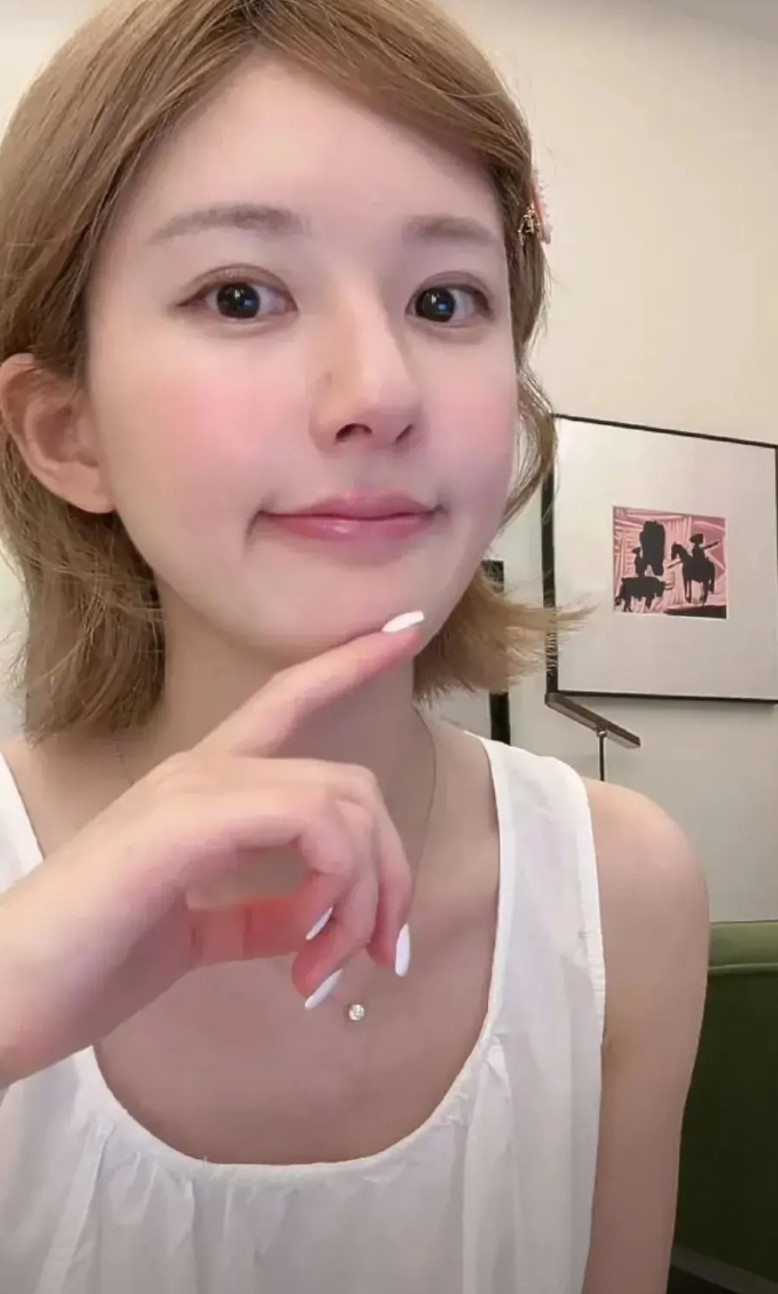 赵露思说，我和公司闹翻，主要是资源分配问题。签了公司后，他们承诺给好剧本，但实际